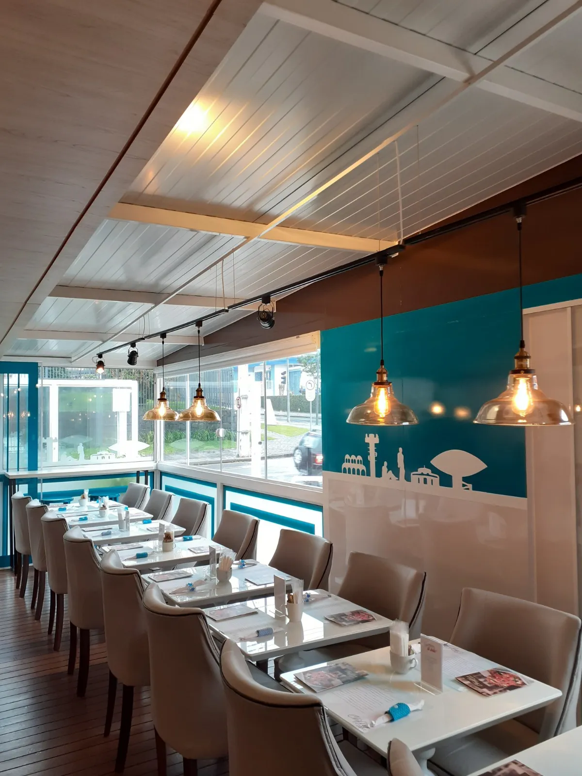 Uma cobertura de policarbonato leve e resistente em um restaurante.